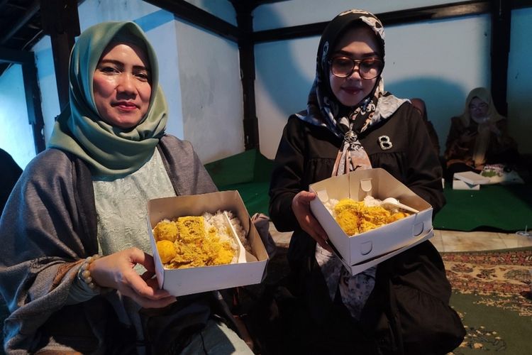 Keraton Kasepuhan Cirebon Jawa Barat menggelar tradisi Isra Mi'raj di Langgar Alit, pada Sabtu, (18/2/2023). Mereka merefleksikan momen, menggelar pengajian, membacakan doa, serta menutup tradisi dengan membagikan Nasi Bogana kepada para warga yang hadir.