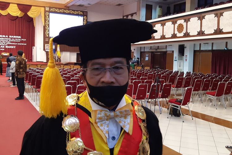 Rektor Universitas Sebelas Maret (UNS) Solo, Jamal Wiwoho ditemui seusai mengukuhkan dua guru besar di Auditorium UNS Solo, Jawa Tengah, Rabu (20/5/2020).