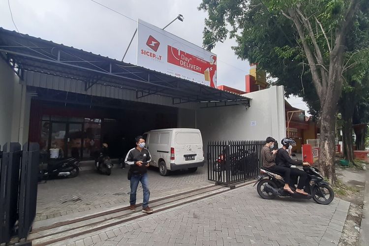 Kantor jasa pengiriman Sicepat Ekspres di Jalan Monginsidi Kelurahan Stabelan, Kecamatan Banjarsari, Solo, Jawa Tengah yang menjadi lokasi dugaan pencurian, Senin (8/2/2021).