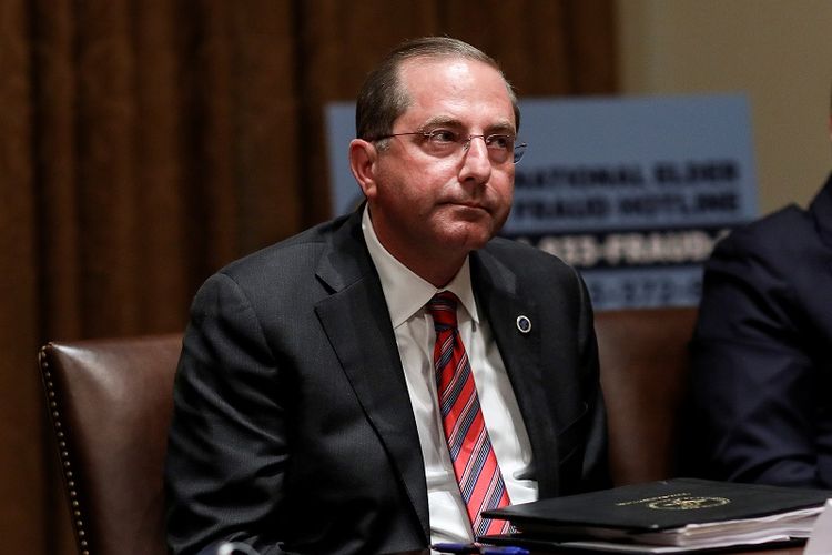 Menteri Kesehatan dan Layanan Kemanusiaan AS Alex Azar mendengarkan selama diskusi meja bundar tentang senior Amerika yang dipandu oleh Presiden AS Donald Trump di Ruang Kabinet di Gedung Putih di Washington, AS, 15 Juni 2020.