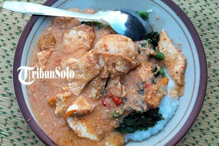 Seporsi bubur tumpang di Bubur Tumpang Jaya, Tawangmangu. 