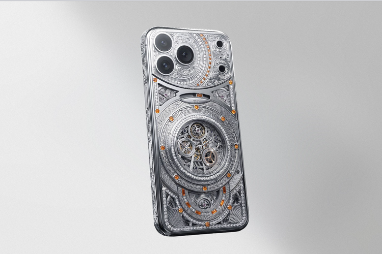 Model Portugieser yang dibuat untuk jam tangan IWC Portugieser Tourbillon Mystère Squelette. Casing ponsel ini dihiasi emas putih, ukiran tangan, berlian putih, dan safir oranye yang disesuaikan dengan desain tourbillon pada jam tangan tersebut.