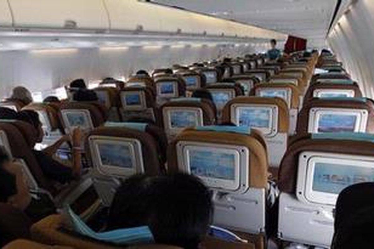 Interior pesawat Boeing 737-800 Next Generation milik Garuda Indonesia, Selasa (26/4/2011). Pesawat dilengkapi dengan TV LCD layar sentuh pada setiap kursi di kelas bisnis dan kelas ekonomi dengan audio dan video on demand (AVOD) entertainment systems yang menawarkan 25 feature film and 25 audio tracks.  