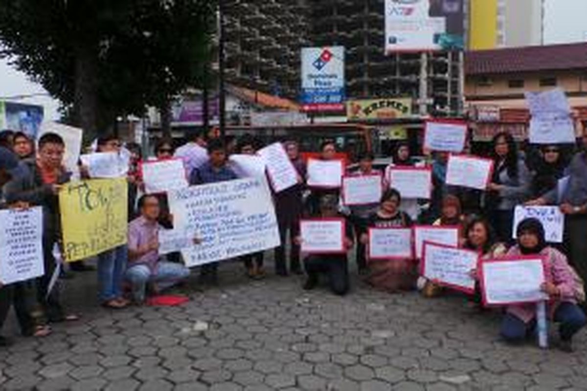 Aksi unjuk rasa yang dilakukan para calon penghuni Kemanggisan Residence, Rabu (19/2/2014).