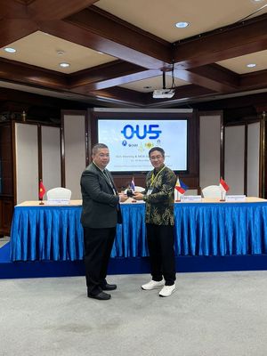 Rahmat Budiman, Vice Rector for Institutional Development and Partnership of UT (kanan) mewakili UT dalam OU5 Meeting yang berlangsung di Thailand pada 29-30 November 2022.