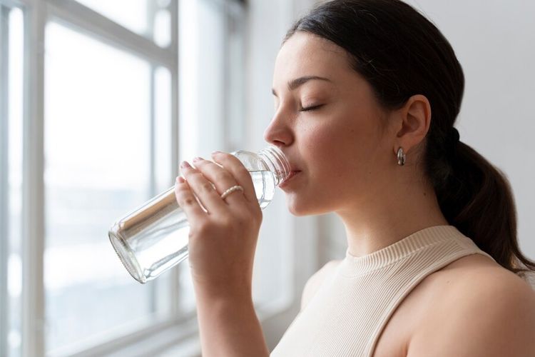 Ilustrasi minum air putih, apakah minum air putih bisa menurunkan berat badan? 
