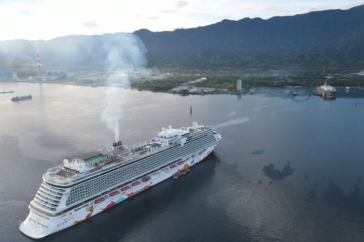 Kapal pesiar (cruise) Genting Dream, bersandar di Pelabuhan Celukan Bawang, Desa Celukan Bawang, Kecamatan Gerokgak, Kabupaten Buleleng, Provinsi Bali, Rabu (21/12/2022). 
