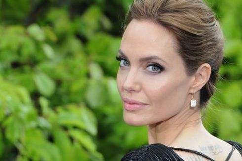 Angelina Jolie Lakukan Operasi Pengangkatan Rahim?