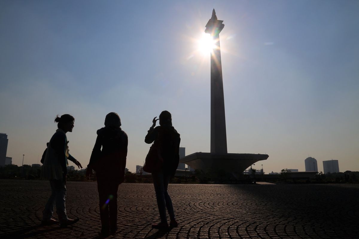 Pengunjung menikmati suasana di kawasan Monumen Nasional (Monas), Jakarta, Jumat (10/8). Berkunjung ke Monas, selain dapat menyaksikan pemandangan Jakarta dari ketinggian 132 meter, pengunjung juga dapat mempelajari sejarah Indonesia dengan melihat museum di dalamnya.

 *** Local Caption *** Pengunjung menikmati suasana di kawasan Monumen Nasional (Monas), Jakarta, Jumat (10/8). Berkunjung ke Monas, selain dapat naik hingga ketingian 132 dan menyaksikan pemadangan Jakarta dari atas, juga dapat melihat museum didalamnya dan belajar sejarah Indonesia.

Kompas/Lasti Kurnia (LKS)
10-08-2012