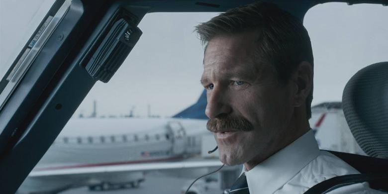 Adegan dalam film Sully, kisah heroik pilot mendaratkan pesawat terbang di Sungai Hudson, AS, karena kedua mesinnya mati.