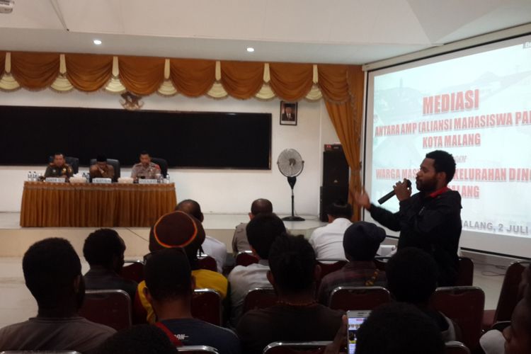 Proses mediasi antara mahasiswa asal Papua dan warga di Kota Malang yang dilakukan oleh Polres Malang Kota, Senin (2/7/2018)