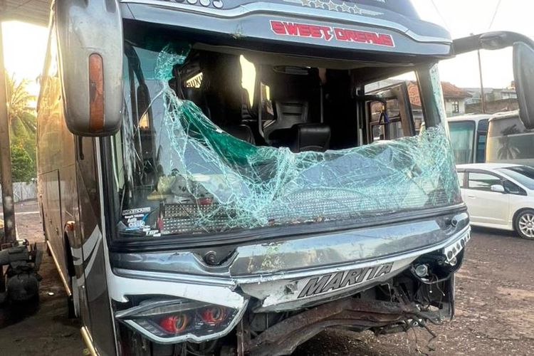 Kondisi bus yang mengalami kerusakan akibat dilempar batu di Kabupaten Cianjur, Jawa Barat, Jumat (9/2/2024).