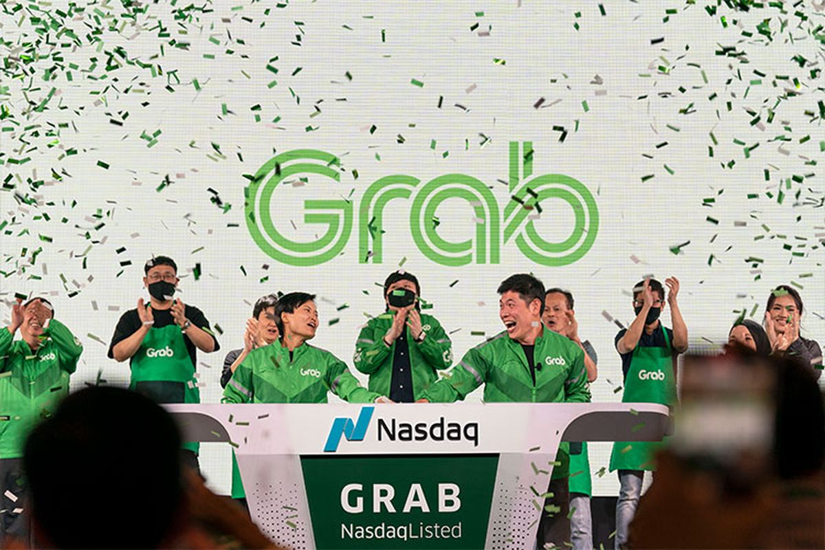 Anthony Than, Tan Hooi Ling, dan mitra Grab merayakan pencatatan resmi Grab dalam bursa saham Nasdaq 