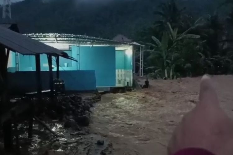 Kepala Desa Kepala Desa Pujiharjo, Hendik Arso menunjukkan jejak gedung TPQ pasca dihanyutkan banjir di Desa Pujiharjo, Kecamatan Tirtoyudo, Kabupaten Malang, Senin (17/10/2022).