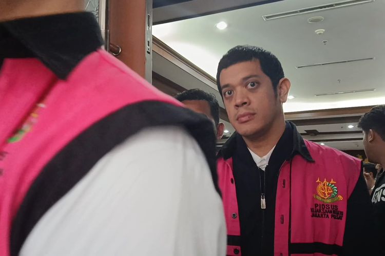Terdakwa Kasus Dugaan Korupsi Tata Kelola Minyak Mentah sekaligus Beneficial Owner PT Orbit Terminal Merak, Muhamad Kerry Adrianto Riza dalam sidang di Pengadilan Tipikor Jakarta, Jumat (6/2/2026). 