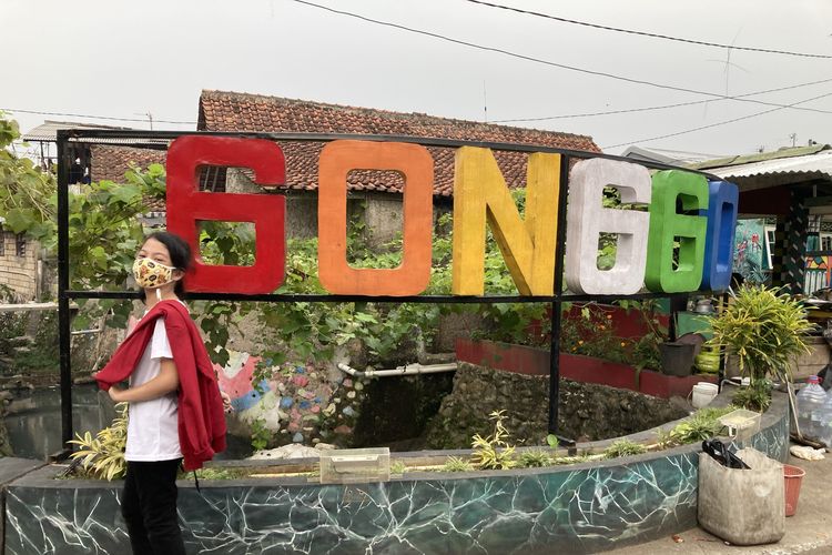 Seorang wisatawan sedang berada di gang Gonggo untuk berjalan menuju salah satu titik Sungai Ciliwung yang memiliki pesona indah, lengkap dengan pepohona rindang, serta rerumputan dan semak belukar yang masih hijau dan asri, Kota Bogor, Senin (24/5/2021).