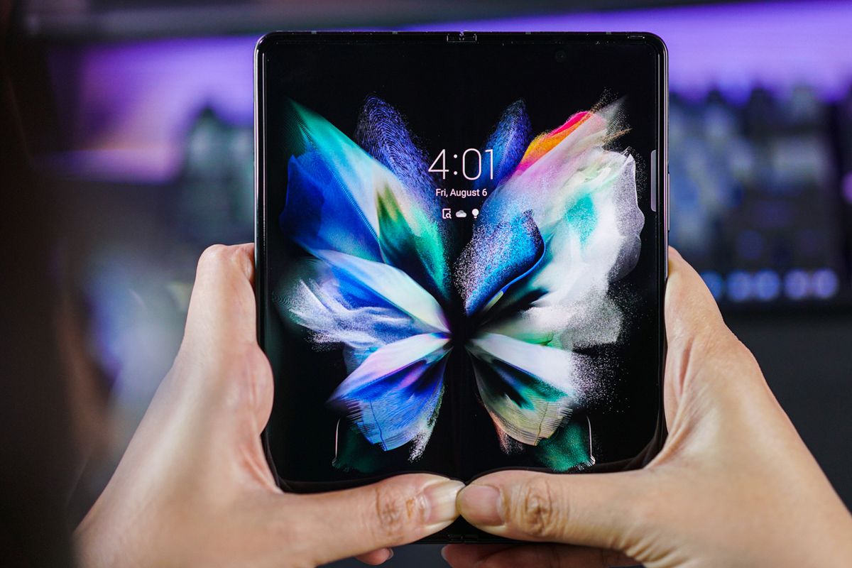 Layar utama Galaxy Z Fold 3 menggunakan panel Dynamic AMOLED 2x berdiagonal 7,6 inci (2.208 x 1.768, refresh rate 120 Hz) dengan aspect ratio 22,5: 18 sehingga tampak menyerupai perangkat tablet ketika dibentangkan.