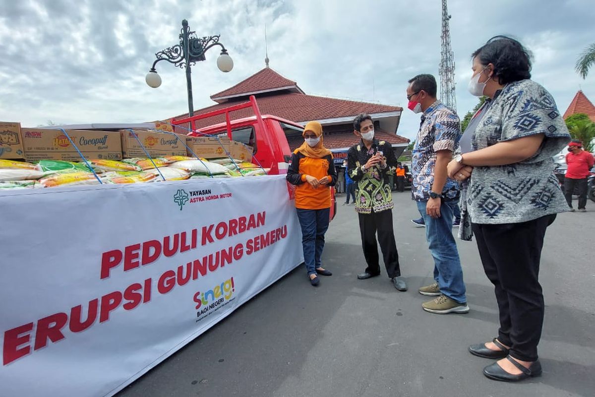 Yayasan AHM menyerahkan bantuan kepada korban erupsi Gunung Semeru 2021.