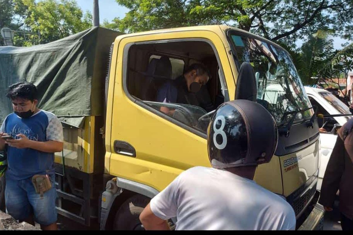 Seorang sopir truk pengangkut beras ditemukan tidak bernyawa di hadapan kemudi di kawasan Cengkareng Timur, Cengkareng, Jakarta Barat pada Selasa (5/4/2022).