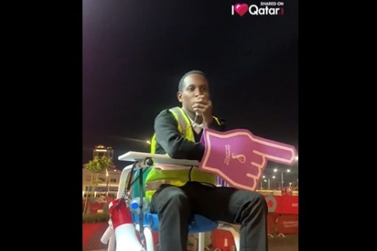 Seorang petugas penunjuk arah pada perhelatan Piala Dunia 2022 Qatar mencuri perhatian. Dia dijuluki Metro Guy dan dipercaya lebih terkenal dibanding Lionel Messi.