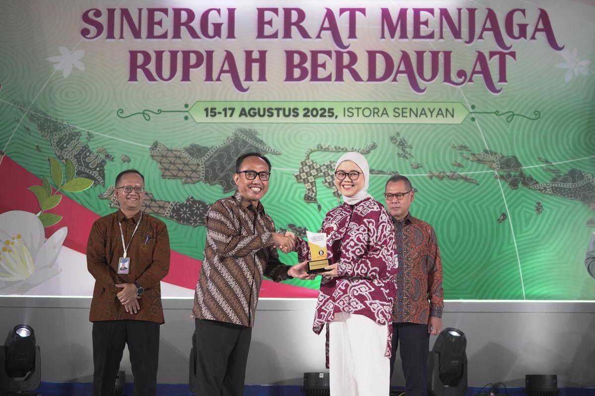 Direktur Pemasaran, Penjualan, dan Pengembangan Produk PT Pegadaian Selfie Dewiyanti menerima penghargaan Sinergi Kemitraan Layanan Bank Indonesia dari Direktur Departemen Pengelolaan Uang Bank Indonesia Budi Sudaryono dalam acara Festival Rupiah Berdaulat Indonesia (FERBI) 2025 di Istora Senayan Jakarta, Sabtu (16/8/2025). 