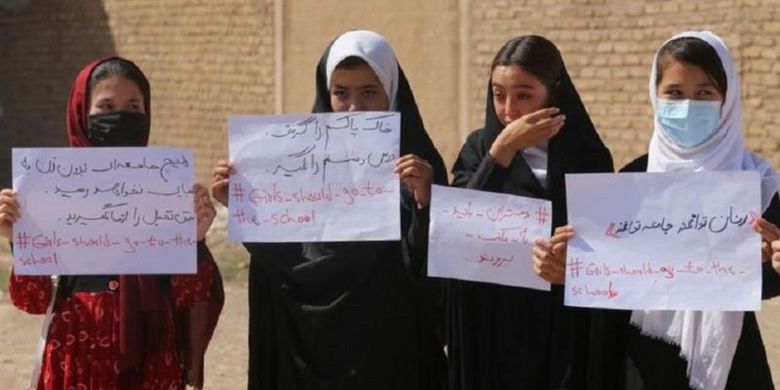 Anak-anak perempuan di Afghanistan tak diizinkan sekolah oleh kelompok Taliban sehingga banyak yang buta huruf.