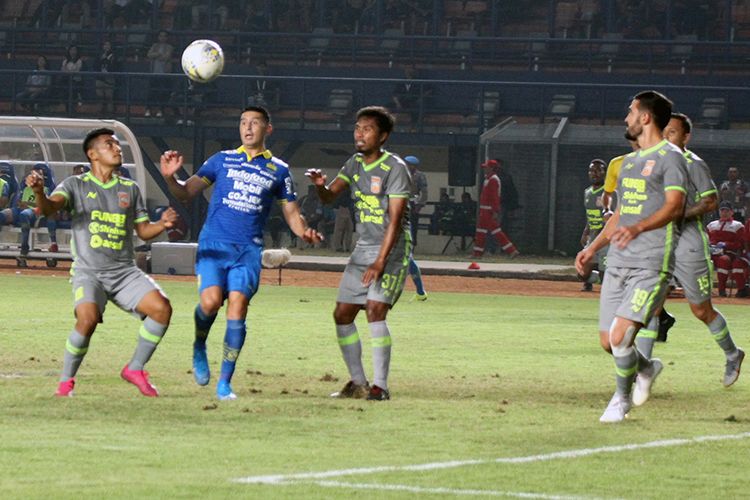 Pemain Persib Bandung, Esteban Vizcarra (tengah), mempertahankan bola dari sergapan pemain Borneo FC, saat kedua tim bertemu pada pekan ke-14 Liga 1 2019, Rabu (14/8/2019). (KOMPAS.com/SEPTIAN NUGRAHA)