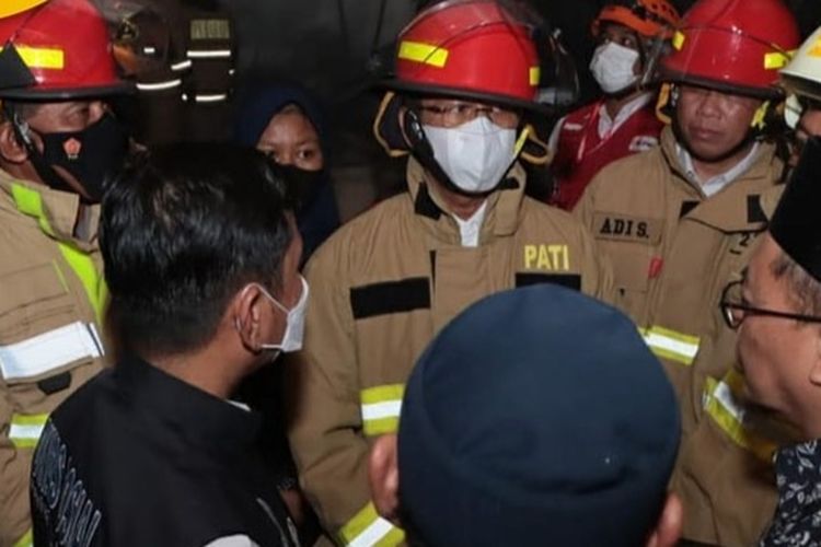 Penjabat (Pj) Gubernur DKI Jakarta Heru Budi Hartono mendatangi lokasi kebakaran kubah Masjid Raya Jakarta Islamic Center (JIC) di Koja, Jakarta Utara Rabu (19/10/2022) dan menggunakan baju tahan panas. 