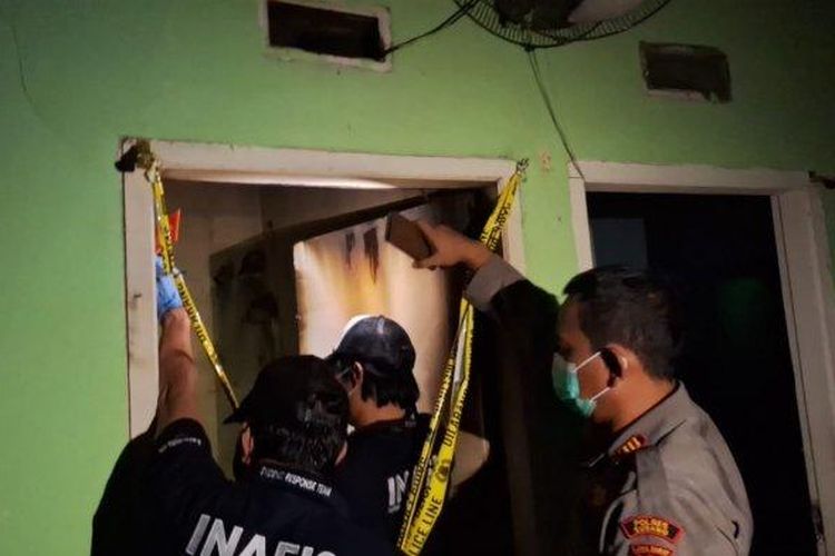 Polisi melakukan olah tempat kejadian perkara di rumah yang terbakar di Perumahan Pesona Permata Hijau 2 Desa Cibogo, Kecamatan Cibogo, Subang, Jawa Barat, Sabtu (10/2/2024). Kebakaran rumah itu menewaskan tiga balita.