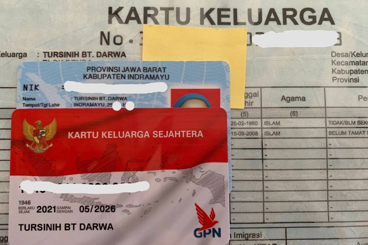 Tursinih (62), petani asal Desa Sidamulya, Blok Benda, Indramayu, Jawa Barat, bingung lantaran kartu ATM debit Bansos yang sudah diterimanya setahun lalu, tak pernah bisa dicairkan dananya karena tanda baca ?titik? pada Kartu Tanda Penduduk (KTP).