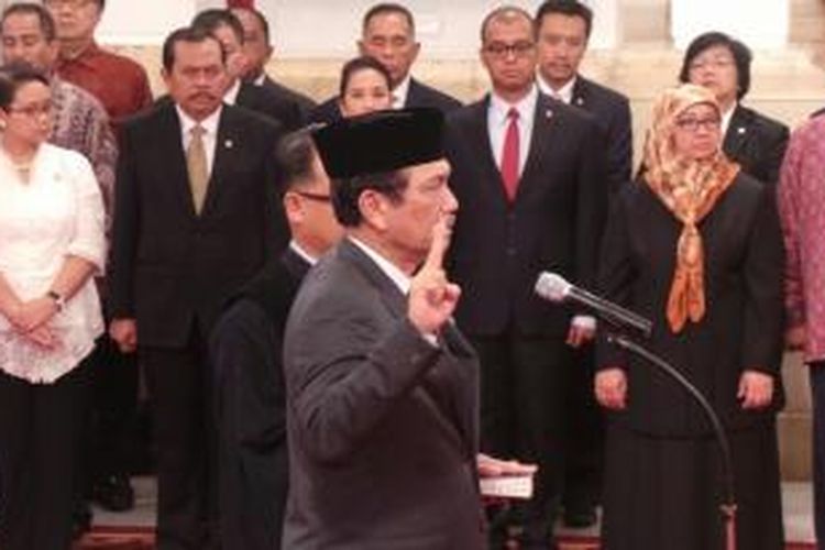 Luhut Binsar Panjaitan mengucapkan sumpah jabatan saat dilantik menjadi Kepala Staf Kepresidenan di Istana Negara, Rabu (31/12/2014).