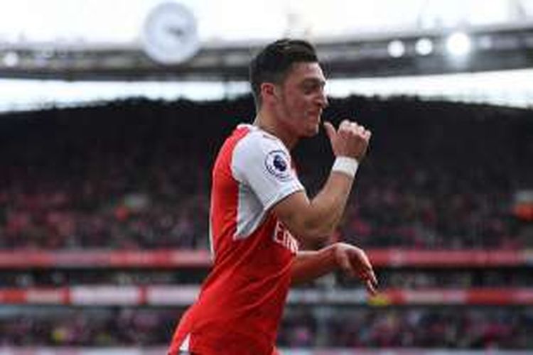 Mesut Oezil merayakan gol Arsenal ke gawang Swansea City pada partai lanjutan Premier League di Stadion Emirates, Sabtu (15/10/2016).