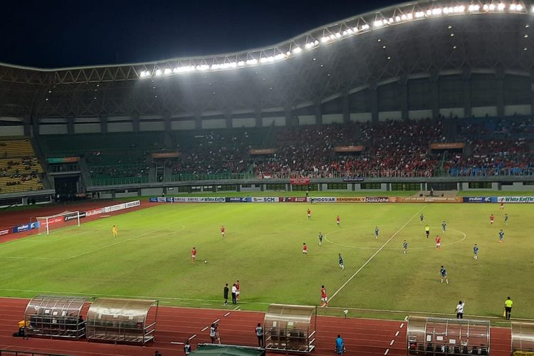 Shin Tae-yong memberikan instruksi ke Marselino Ferdinan di tengah laga timnas U19 Indonesia ve melawan Brunei Darussalam di Stadion Patriot Candrabhaga pada lanjutan Piala AFF U19 Indonesia 2022, Senin (4/7/2022) malam WIB.