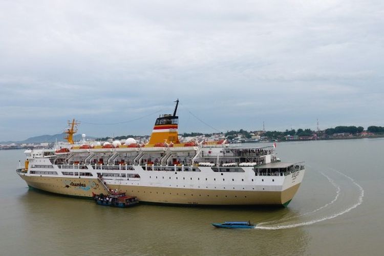KM KELUD merupakan kapal penumpang berkapasitas 2000 orang. 