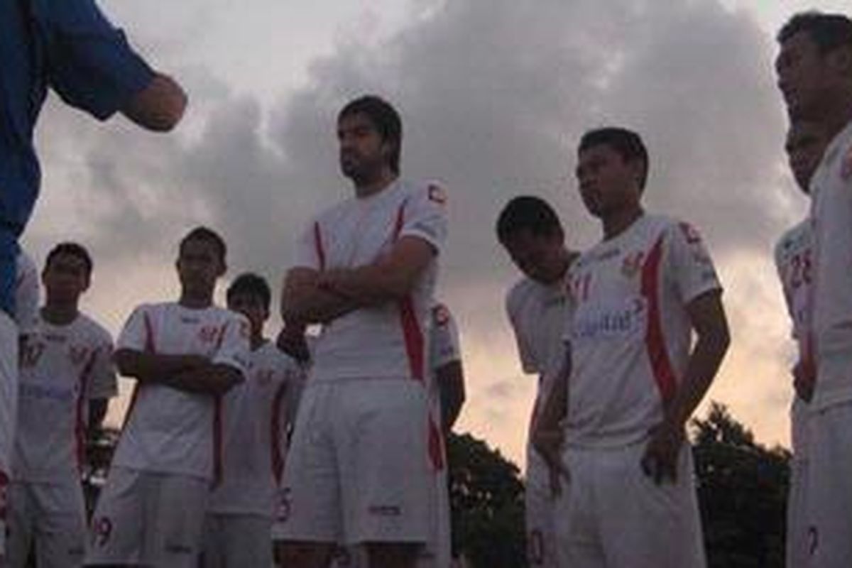 Tim Pelita Jaya melakukan latihan fisik di Pantai Legian, Bali, Senin (12/9/2011). Latihan fisik merupakan salah satu dari program pemusatan latihan Pelita yang digelar di Bali selama sepakan. 