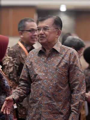 Wakil Presiden Jusuf Kalla (kanan) tiba di ruang Rapat Koordinasi Nasional Pengendalian Inflasi 2019 di Jakarta, Kamis (25/7/2019). Rapat tersebut mengambil tema Sinergi dan Inovasi Pengendalian Inflasi Untuk Penguatan Ekonomi yang Inklusif. ANTARA FOTO/M Risyal Hidayat/ama.