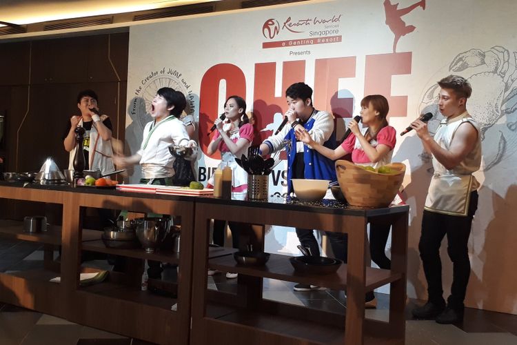 Para pemain pertunjukan teatrikal Chef: Bibimbap vs Chili Crab sedang beraksi kepada seluruh awak media yang hadir di restoran Sessions Hard Rock Hotel, Resorts World Sentosa, Singapura, Kamis (13/4/2017).