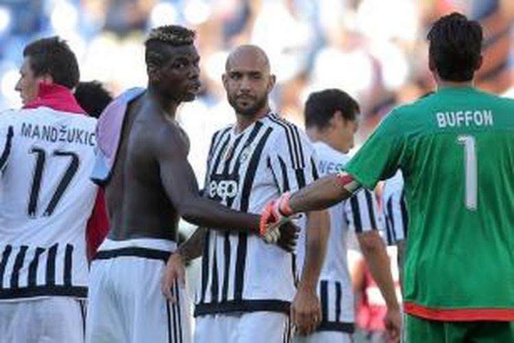 Paul Pogba (kiri) mencetak satu gol saat Juventus menang 2-0 di kandang Genoa, Minggu (20/9/2015). 