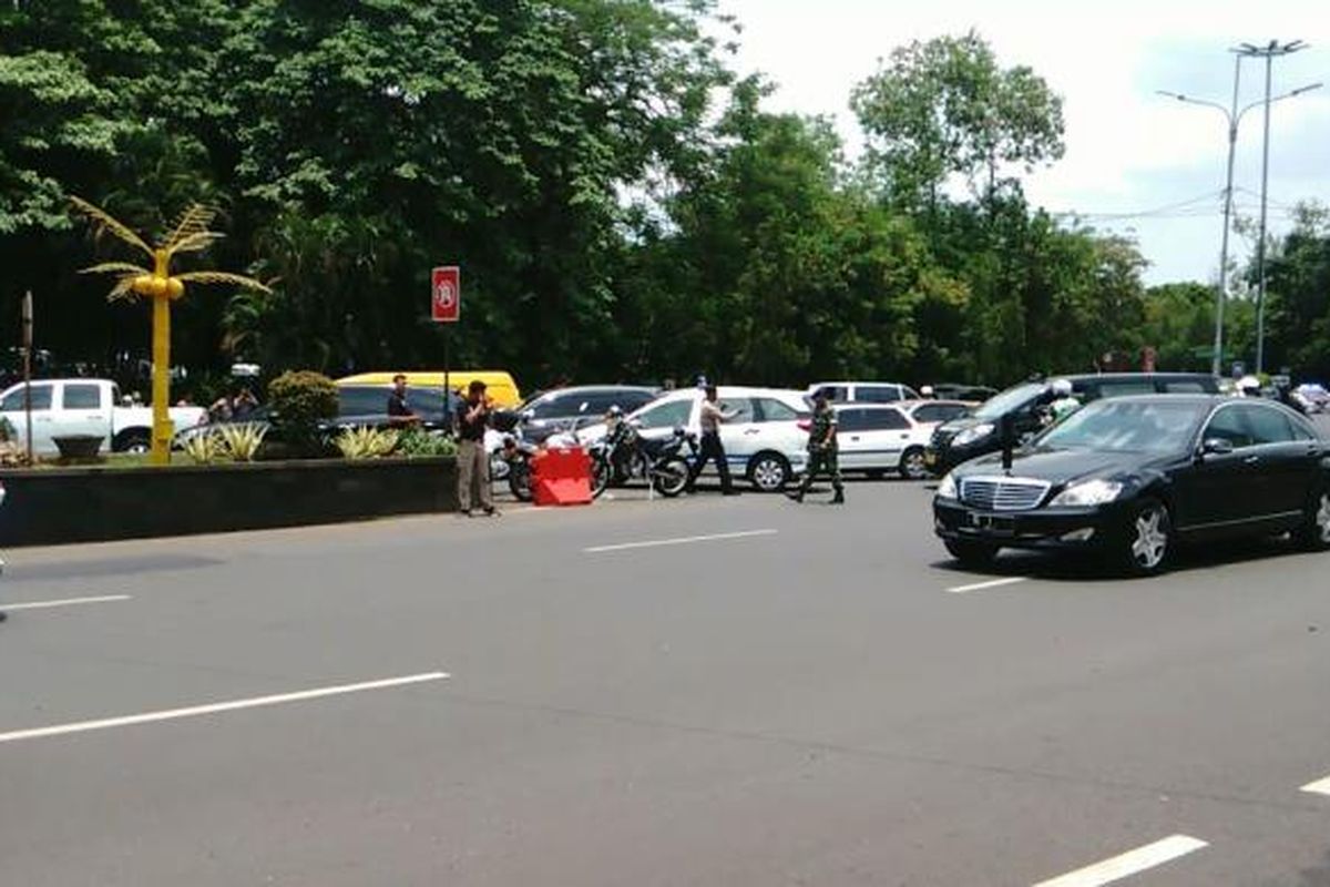 Iring-iringan mobil dinas Presiden RI Joko Widodo memasuki Bandara Halim Perdanakusuma jelang kedatangan Raja Arab Saudi di bandara tersebut. Rabu (1/3/2017)