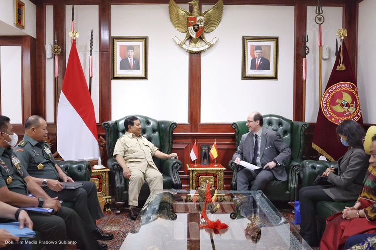 Menteri Pertahanan Prabowo Subianto menerima kunjungan Duta Besar (Dubes) Kerajaan Spanyol Francisco de Asis Aguilera Aranda di Kementerian Pertahanan, Jakarta, Senin (19/9/2022).