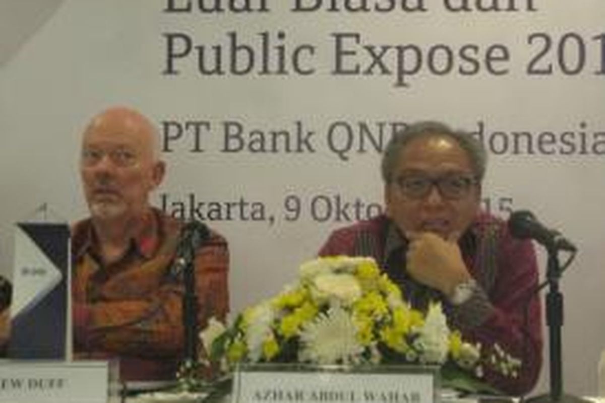 Direktur Utama PT Bank QNB Indonesia Tbk Andrew Duff (kiri) dan Direktur Azhar bin Abdul Wahab. Foto diambil pada Jumat (9/10/2015).