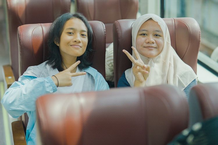 Terlihat dua siswi dari SMA Kemala Taruna Bhayangkara (KTB) dan Global Darussalam Academy (GDA) yang sedang duduk di dalam gerbong Kereta Kader Bangsa. Kereta ini diresmikan di Stasiun Gambir, Jakarta, Senin (14/7/2025), dan akan mengandarkan para kader bangsa ke Stasiun Tugu, Yogyakarta.