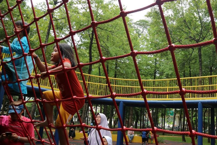 Anak-anak tampak asyik bermain di Taman Puring