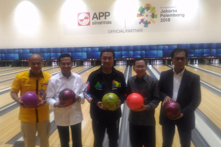 Menpora Imam Nahrawi saat mencoba line bowling Jakabaring Palembang, Smatera Selatan