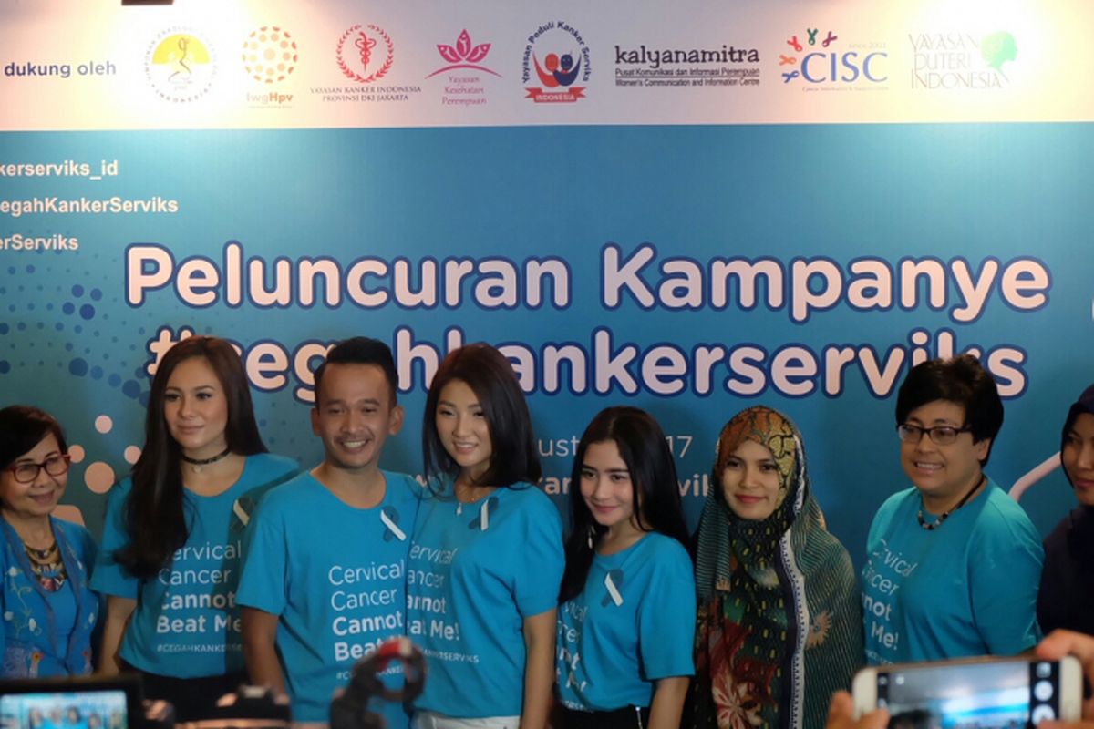 foto bersama Wulan Guritno, Dewi Sandra, Prilly Latuconsina serta pasangan Ruben Onsu dan Sarwendah sebagai Duta KICKS saat peluncuran kampanye #CegahKankerServiks pada Senin,14 Agustus di Hong Kong Cafe, Jakarta