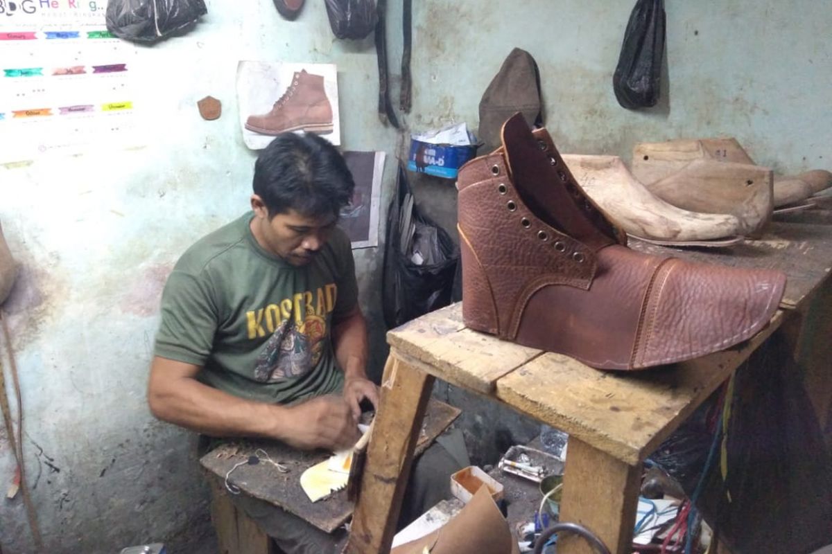 Proses pembuatan sepatu Hidalgo. Sepatu ini menonjolkan sisi maskulinitas dari boots, sehingga menampilkan kesan gagah bagi yang mengenakannya.  