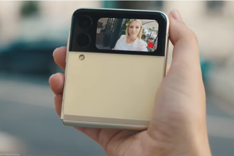 Salah satu presenter Galaxy Unpacked, menunjukan fitur Galaxy Z Flip yang memungkinkan melakukan panggilan video melalui layar sekunder.