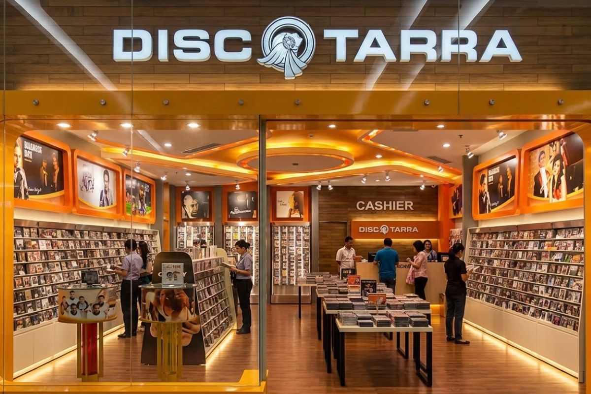 Sebelum era streaming, Disc Tarra menjadi salah satu destinasi favorit pencinta musik untuk berburu kaset dan CD sekaligus menikmati pengalaman mendengarkan musik yang kini sulit ditemui lagi