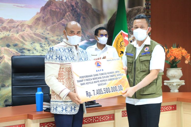 Penyerahan bantuan dana tunggu hunian diserahkan Liaison Officer (LO) atau Pejabat Penghubung dari BNPB Brigjen Syahyudi kepada Gubenur NTT Viktor Bungtilu Laiskodat di ruang rapat Gubernur, Rabu (28/4/2021)