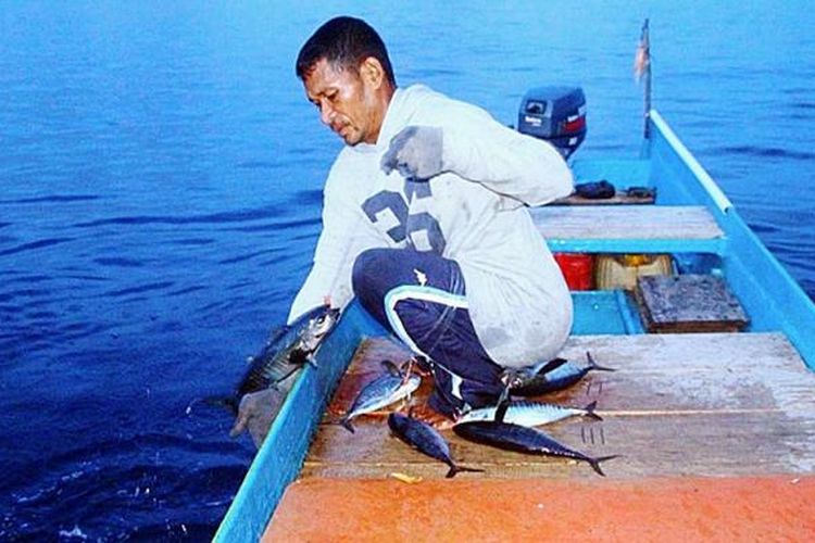 Yadi Bustan (42), nelayan asal Desa Kawa, Kecamatan Seram Barat, Kabupaten Seram Bagian Barat, Maluku memancing anak tuna dan cakalang di Laut Seram, sekitar 22 mil laut (40,74 kilometer) dari Kawa, pada Sabtu (14/1/2017). Nelayan lokal di daerah itu minim sarana prasarana perikanan.